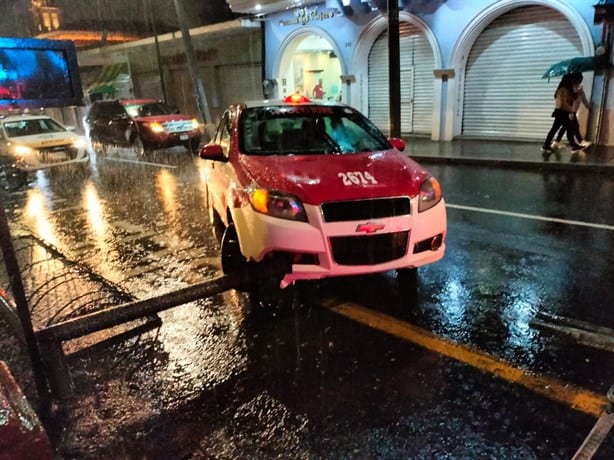 Taxi de Orizaba a alta velocidad se estrella en pleno centro