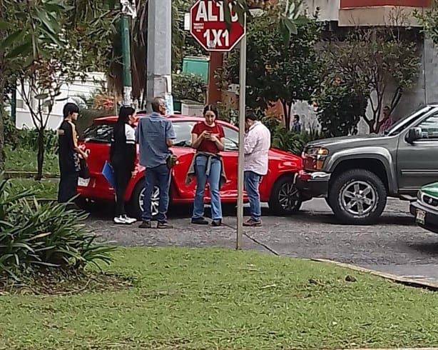 En Xalapa, chocan camioneta y automóvil en la avenida Orizaba y Palmas