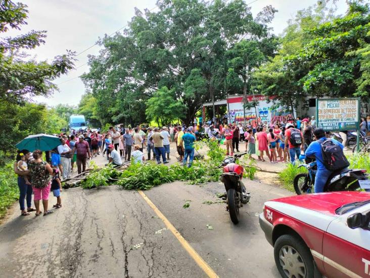 Bloquean carretera en San Andrés Tuxtla tras muerte de huesero Evaristo