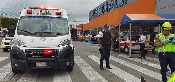 Robo fallido en Orizaba: hombre roba botellas de licor de almacén, y durante su escape cae y se lesiona