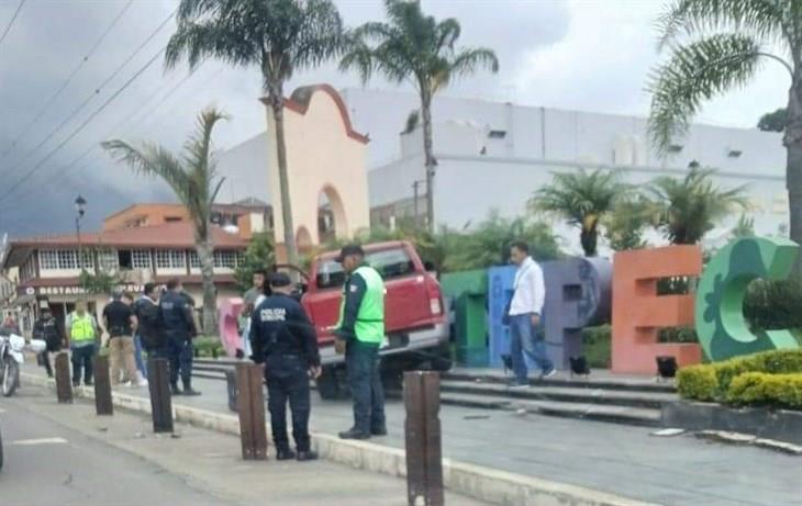 Camioneta pierde el control y derriba las letras turísticas de Coscomatepec