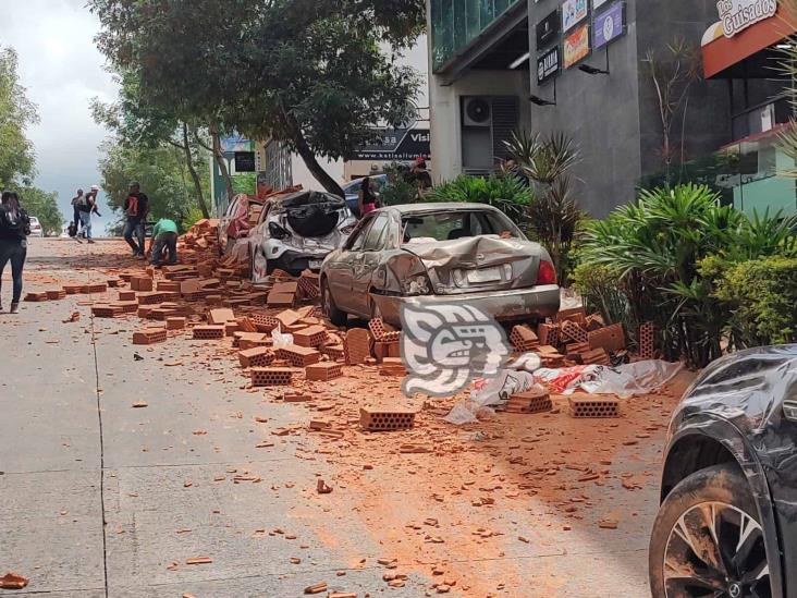 Camión con nova block se queda sin frenos en Xalapa y tira carga sobre autos