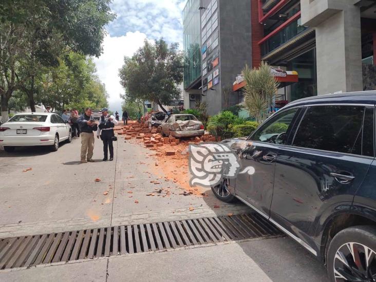 Camión con nova block se queda sin frenos en Xalapa y tira carga sobre autos