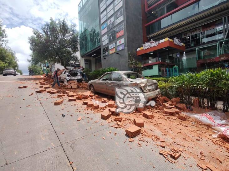 Camión con nova block se queda sin frenos en Xalapa y tira carga sobre autos