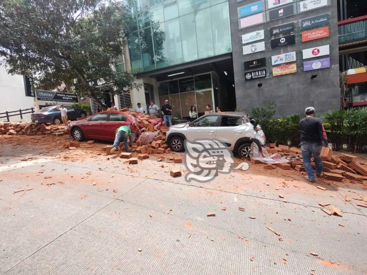 Camión con nova block se queda sin frenos en Xalapa y tira carga sobre autos