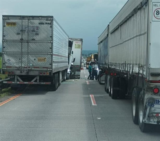 Tráiler sin frenos causa choque múltiple en la autopista Orizaba-Córdoba