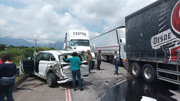 Tráiler sin frenos causa choque múltiple en la autopista Orizaba-Córdoba