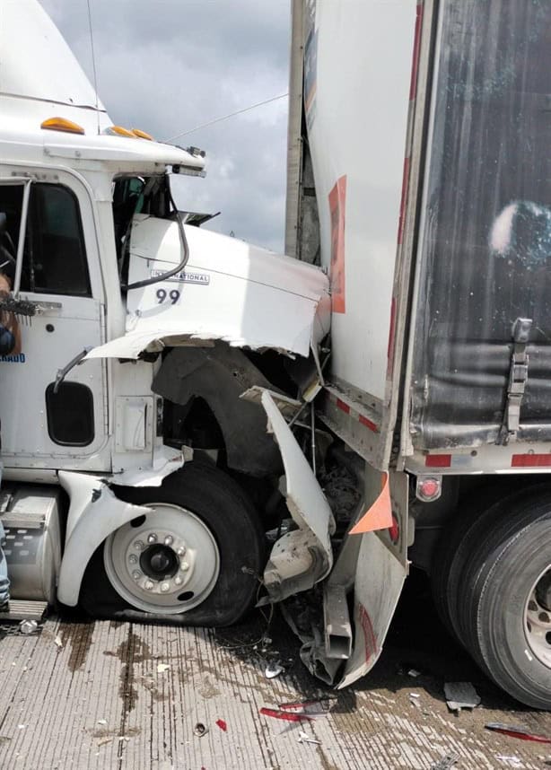 Tráiler sin frenos causa choque múltiple en la autopista Orizaba-Córdoba