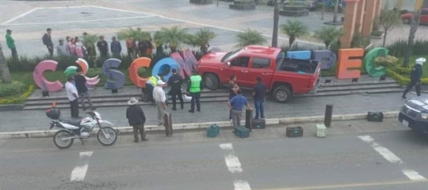 Camioneta pierde el control y derriba las letras turísticas de Coscomatepec