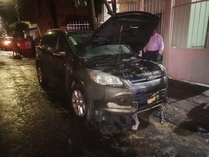 Camioneta estacionada se incendia en el fraccionamiento Ciprés de Córdoba