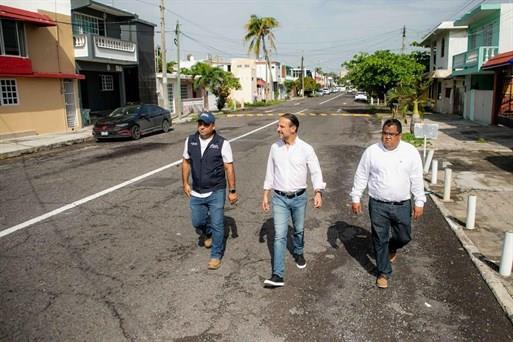 Pavimentación de calles en el fraccionamiento Costa Verde