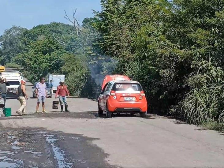 Taxi se incendia en Martínez de la Torre; obreros evitan tragedia