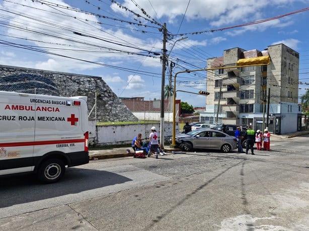 Chocan vehículos en la colonia Federal, en Córdoba