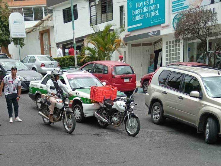 Taxi choca en Xalapa por alcance contra una motocicleta