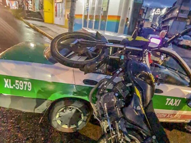 Motociclista choca en Xalapa contra taxi en avenida Chedraui Caram