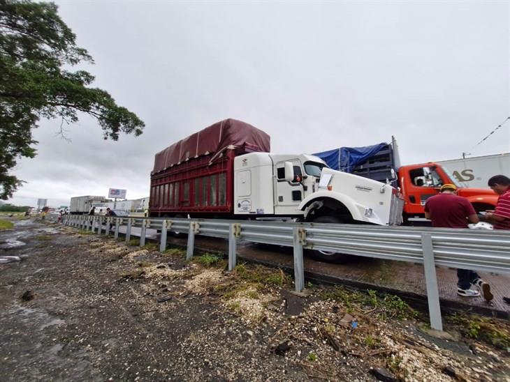 Accidente en cadena en la Autopista Orizaba-Córdoba deja tres vehículos dañados