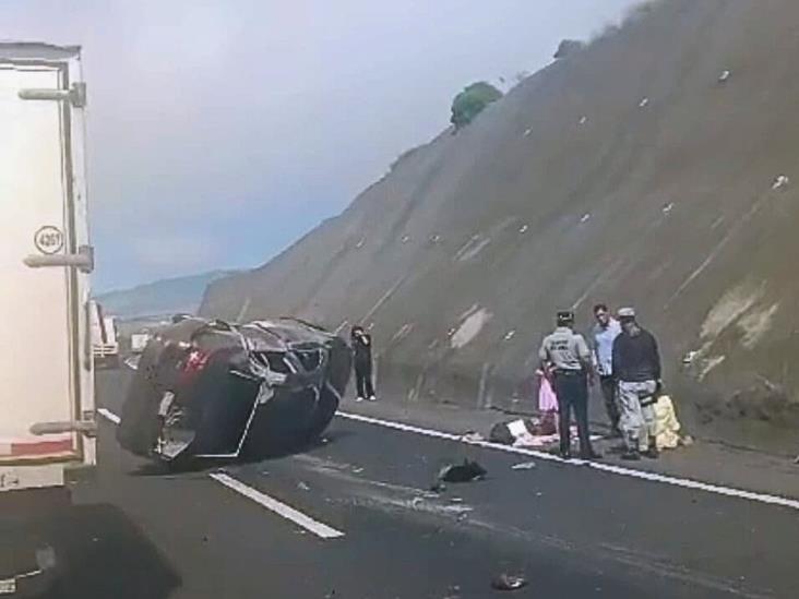 ¡Ten cuidado! Auto termina volcado en la autopista Xalapa-Perote