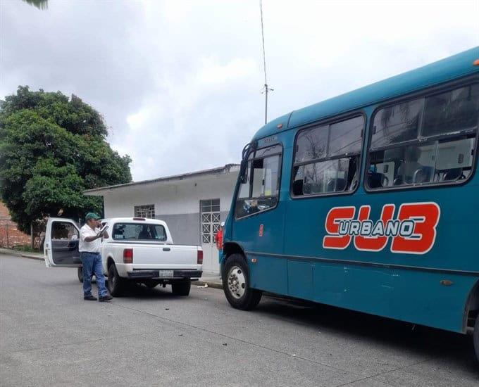 Autobús impacta y arrastra a camioneta en la colonia Modelo de Río Blanco