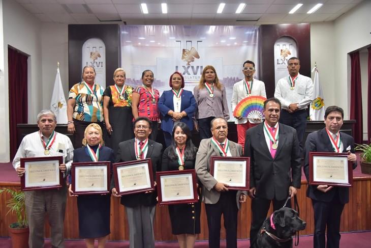 Entregan en el Congreso reconocimiento a campeones de oratoria