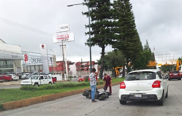 Motociclista es arrollado por auto en avenida de Xalapa