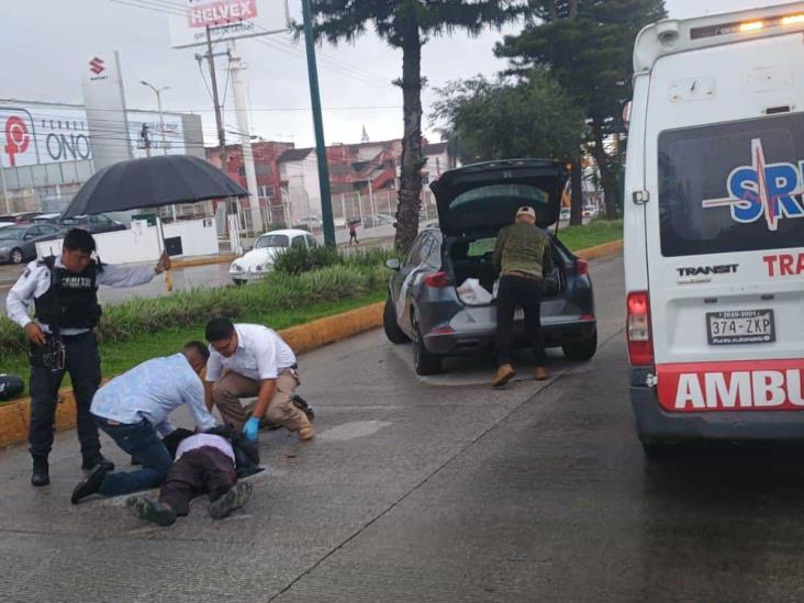 Motociclista es arrollado por auto en avenida de Xalapa