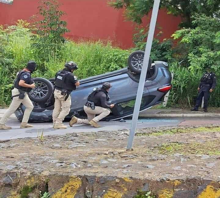 Camioneta vuelca en Xalapa, frente a plaza en bulevar Europa