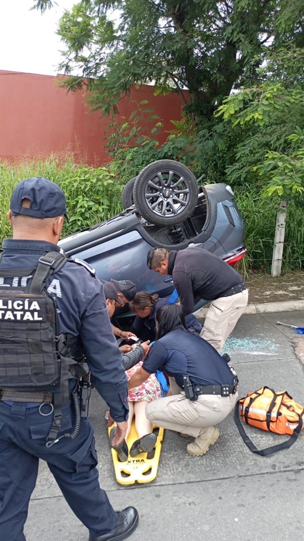 Camioneta vuelca en Xalapa, frente a plaza en bulevar Europa