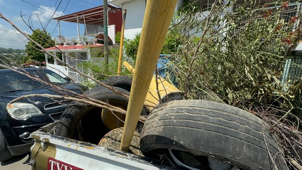 Retiran objetos usados para apartar estacionamiento en Poza Rica