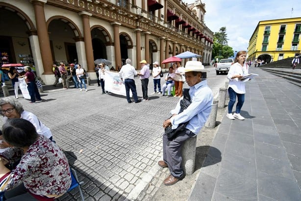 Jubilados veracruzanos: cinco semanas de protesta, despreciados por Cuitláhuac