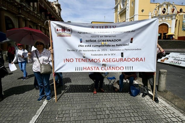 Jubilados veracruzanos: cinco semanas de protesta, despreciados por Cuitláhuac