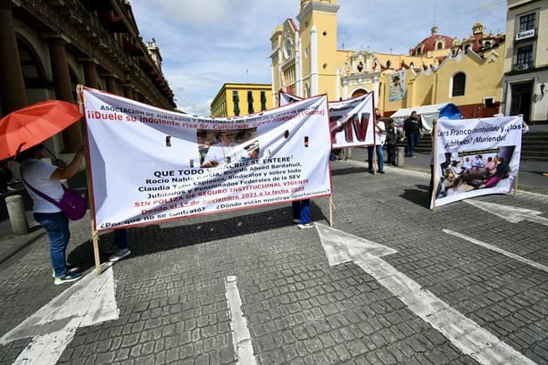 Jubilados veracruzanos: cinco semanas de protesta, despreciados por Cuitláhuac