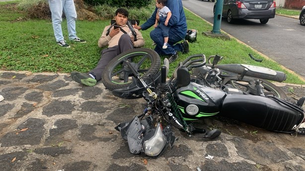 En avenida en Xalapa, camioneta embiste y lesiona a motociclista