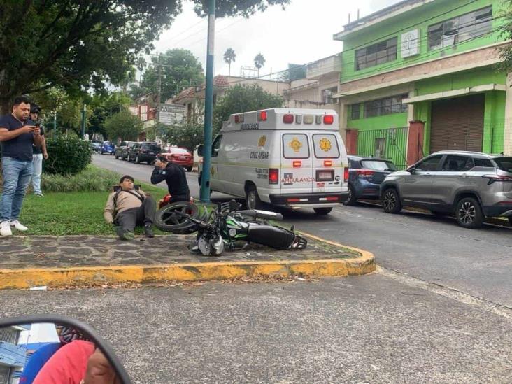 En avenida en Xalapa, camioneta embiste y lesiona a motociclista