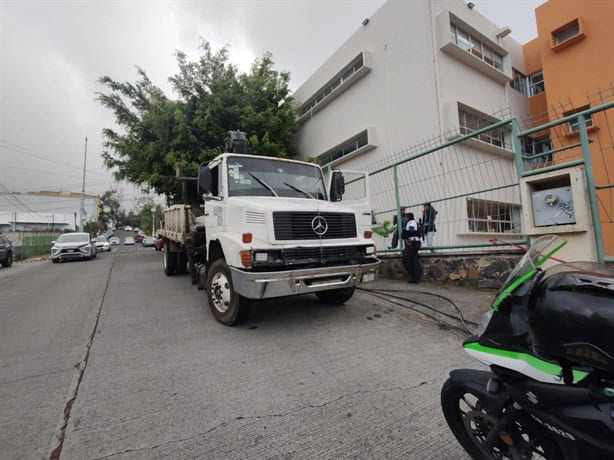 Grúa derriba poste en Xalapa y karma cae sobre auto del dueño