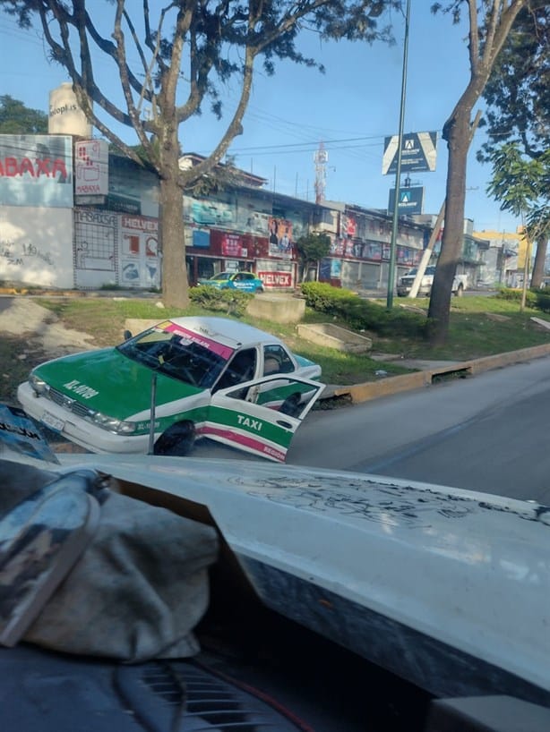 Tractocamión embiste a un taxi sobre Lázaro Cárdenas en Xalapa