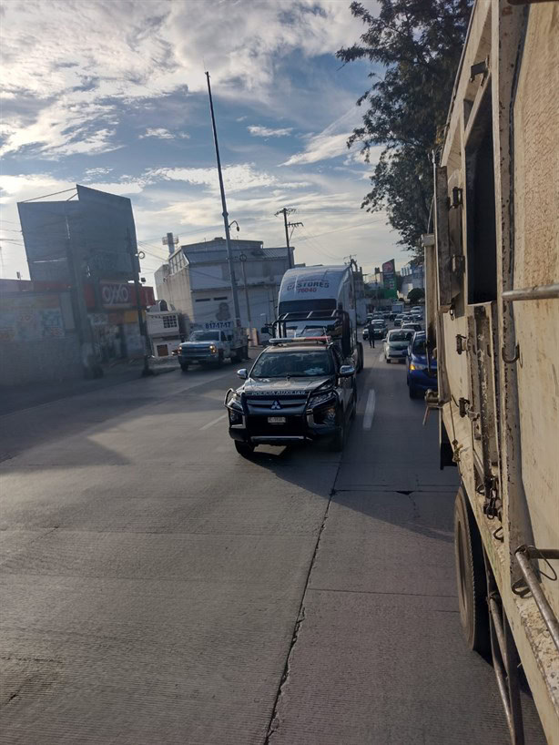 Tractocamión embiste a un taxi sobre Lázaro Cárdenas en Xalapa