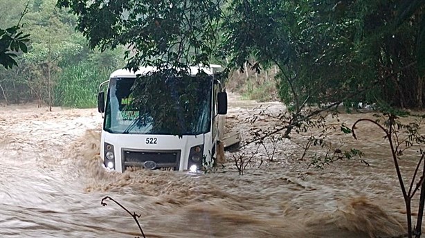 Pasajeros arriesgan todo para escapar de autobús atrapado en arroyo del norte de Veracruz