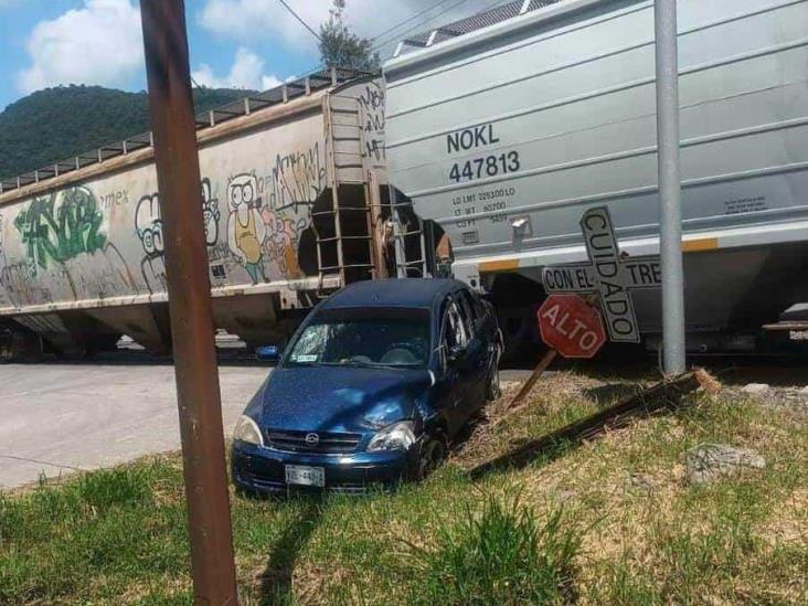 Tren arrolla coche de Sonora en Nogales, ¡familia se salva!