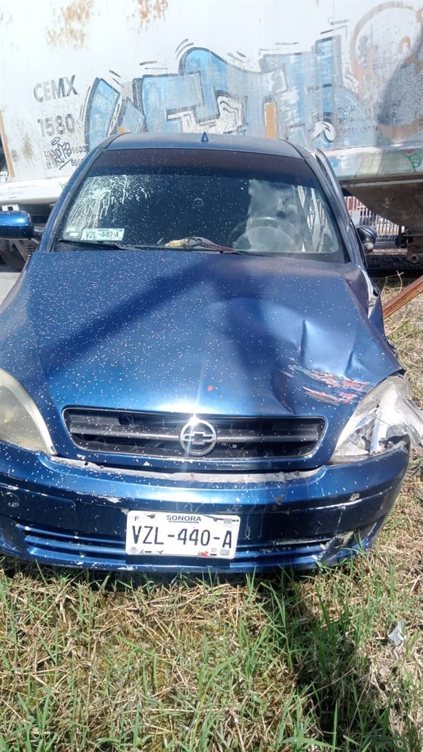 Tren arrolla coche de Sonora en Nogales, ¡familia se salva!