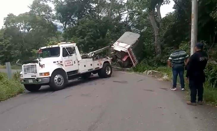 Camioneta se sale del camino en la carretera estatal El Diamante; tripulantes ilesos