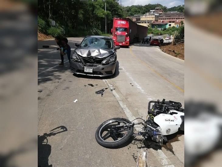 Motociclista choca de frente contra un auto en la carretera Xalapa-Coatepec vía Trancas