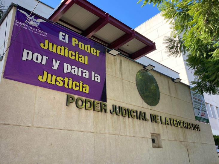 Cuelgan lonas en el PJF en Veracruz en rechazo a reforma judicial