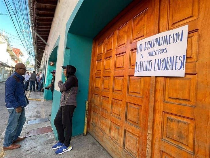 Toman oficinas del SSTEEV en Xalapa; protestan por acoso laboral y despido injustificado