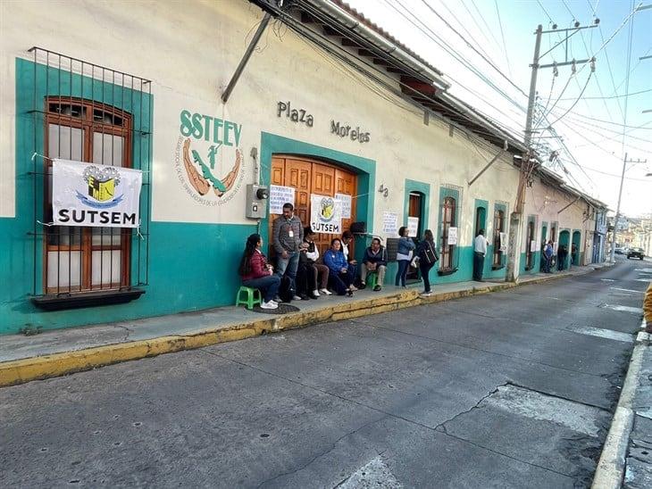 Toman oficinas del SSTEEV en Xalapa; protestan por acoso laboral y despido injustificado