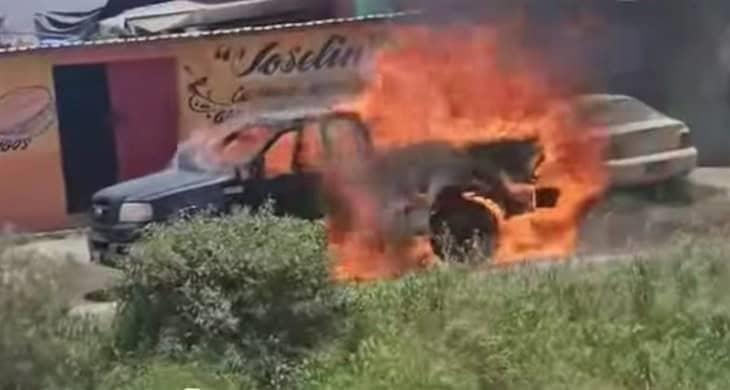 Camioneta arde en llamas de repente en Sierra de Agua, Perote