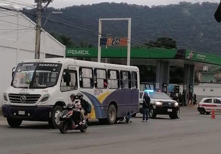 Por no frenar a tiempo, moto-repartidor termina debajo de autobús en Río Blanco