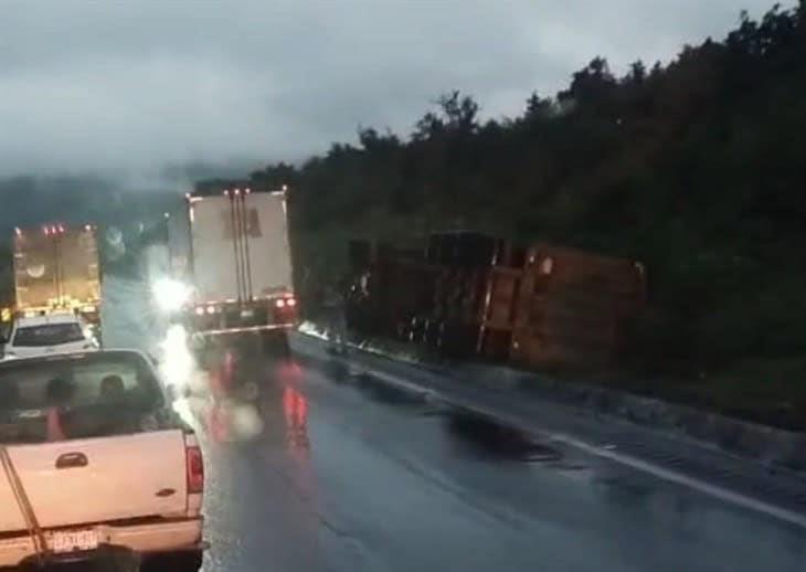 Tráiler se sale de la carretera y vuelca en las Cumbres de Maltrata