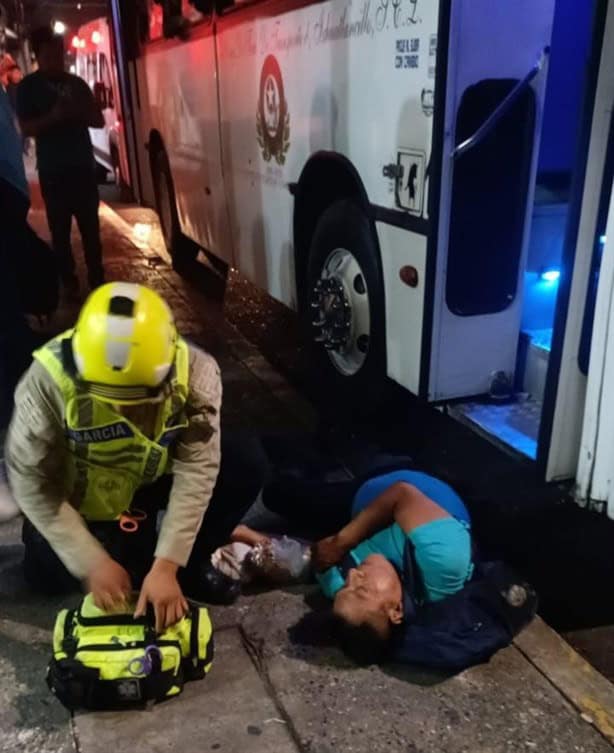 Orizaba: Hombre se resbala mientras subía a un autobús, y termina con herida en la cabeza