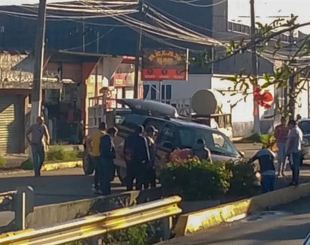 Camioneta cae en canal de avenida México, en Xalapa