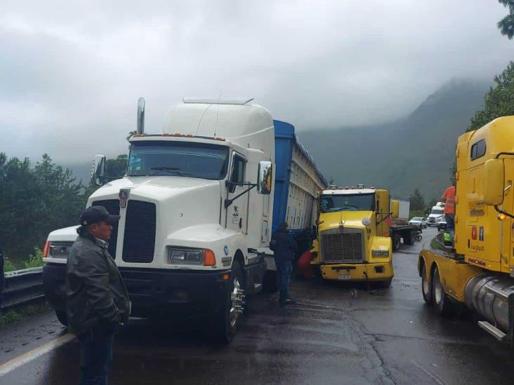 Chocan tráileres en cumbres de Maltrata